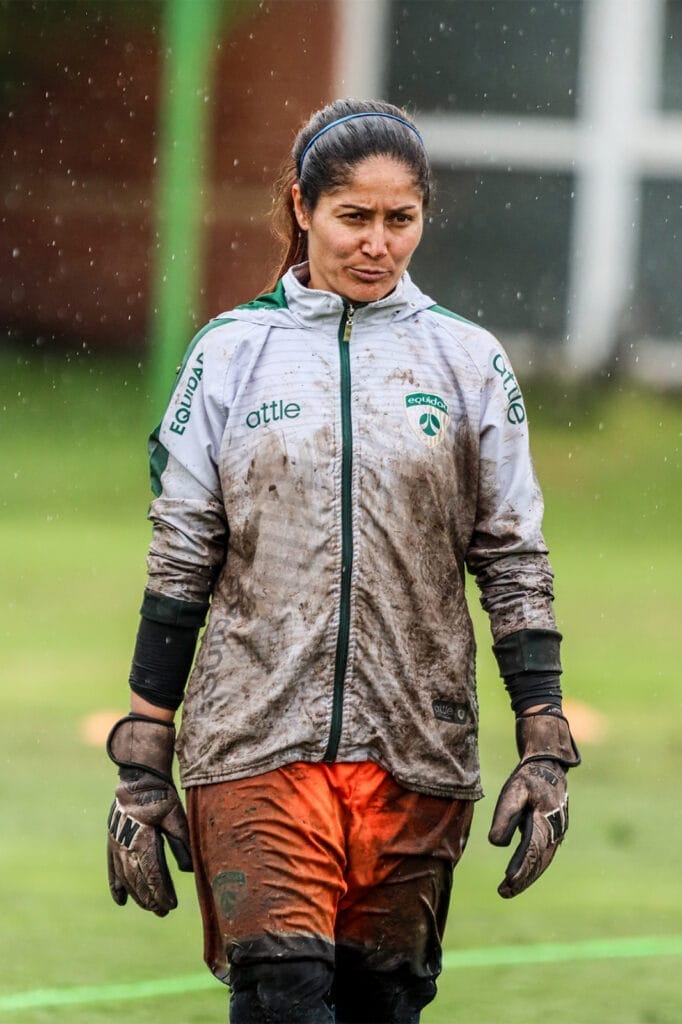 Sandra Sepúlveda, Colombia legend and La Equidad keeper, training with NYK gloves in the rain